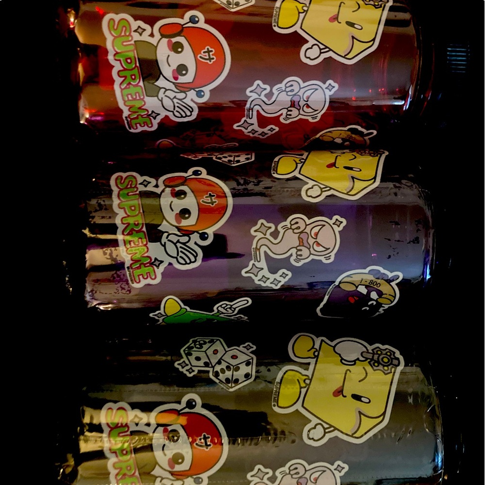 Supreme water bottles red,gray,purple new Character design